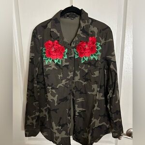 Love Tree Camouflage Button Down Top w/ Roses on each side by the pockets. NNWOT